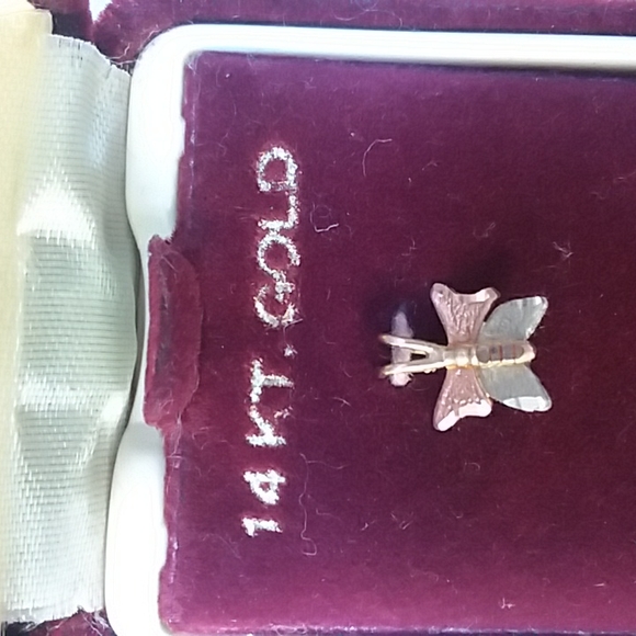 Adorable 14 K Gold Butterfly Pendant - Picture 2 of 4